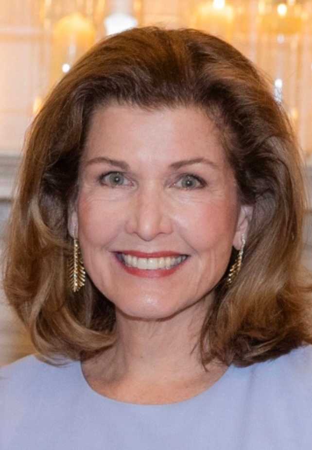 Laura Niewold's headshot